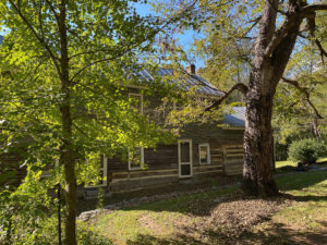 log cabin in Edinburg, Virginia