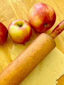 Apples, crust, rolling pin